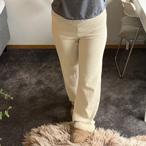 Ribbade byxor  - Jätte fina biege ribbade byxor i super skönt material. Använt ett fåtal gånger. Är 167 cm och dom är långa på mig. Köparen står för frakten💕💕