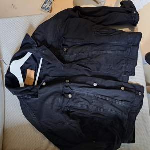 En oversized svart jeansjacka i storlek M från HM. Bra skick. Sista bilden är lånad från HMs app 