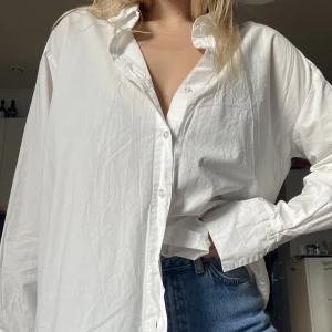 Oversize bomullsskjorta - Jättefint skick! Säljer då jag har en likadan. 100% bomull