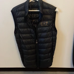 Armani väst äkta - Hej säljer nu min Emporio Armani väst. Den är i väldigt bra skick, köpte den för 4 månader sedan. Ny pris 1850kr!