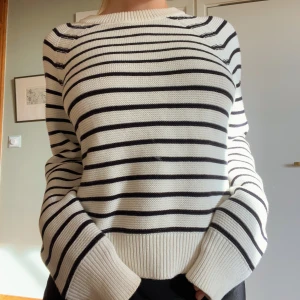 randig tröja - Säljer denna mysiga stickade tröja, använt men bra skick. Perfekt till hösten🍂