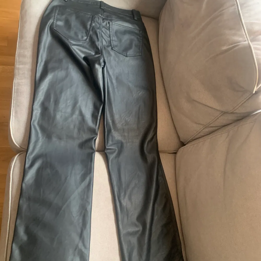 Skin byxa från h&m breda i slutet storlek 38 köpta för 299 säljs för 150 prislapp finns kvar oanvända. Jeans & Byxor.