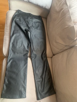 Skin byxa - Skin byxa från h&m breda i slutet storlek 38 köpta för 299 säljs för 150 prislapp finns kvar oanvända