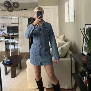 Jeansklänning - Säljer min oanvända jeansklänning från Zara. Köpt för 500. Otroligt smickrande på kroppen och skön. För fler bilder är det bara att meddela✨