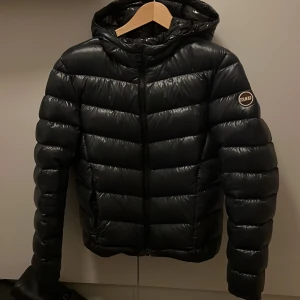 Colmar jacka - Hej jag säljer min colmar jacka då den är för liten jag köpte den här på Plick. Allting på den är helt förutom att den högra dragkedjan fastnar lite längst ner men annars funkar den.😁 