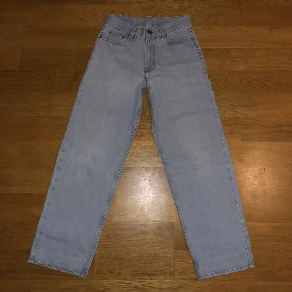 Säljer 2 par ljusblåa Sweet Sktbs big skate jeans i väldigt bra skick, bara använda några gånger. Storleken är xxs, men passar även xs och s. Ett par för 250 och 2 för 400. Är köpta på Junkyard för 700. Pm för funderingar 👍. Jeans & Byxor.