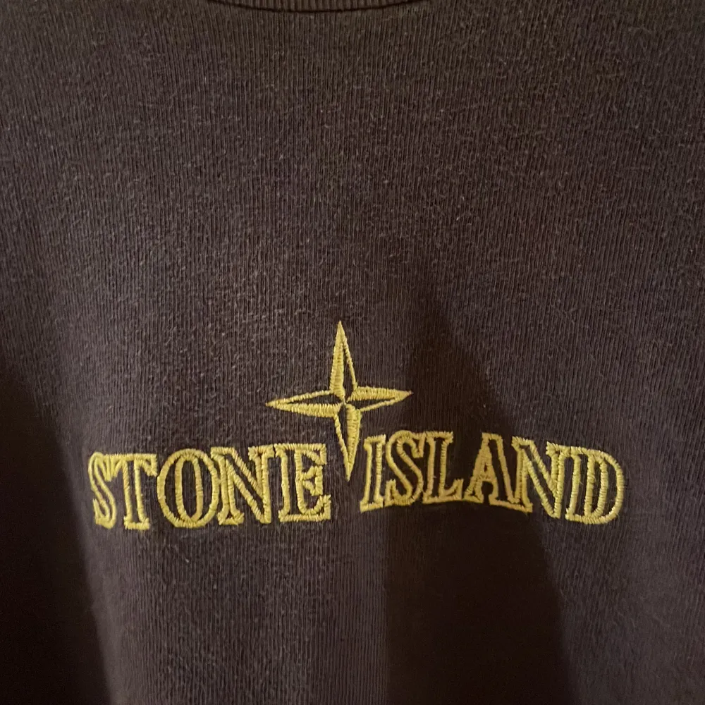 Stone island tröja i storlek S. Skick 8/10.  Kan skickas på posten och om du har vidare frågor om tröja är du välkommen att fråga!. Tröjor & Koftor.