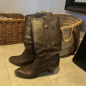 Bruna boots med låg klack⭐️ - Älskar älskar dessa men kommer inte till användning!  Har lite små skavanker i lädret men tycker själv inte att det stör🍂👢köpta secondhand och strl 39⭐️