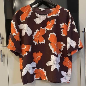 Dagmar t-shirt, xs/34 - Fin T-shirt i mycket bra skick från Dagmar i storlek xs/34. Den är oversize och luftig.