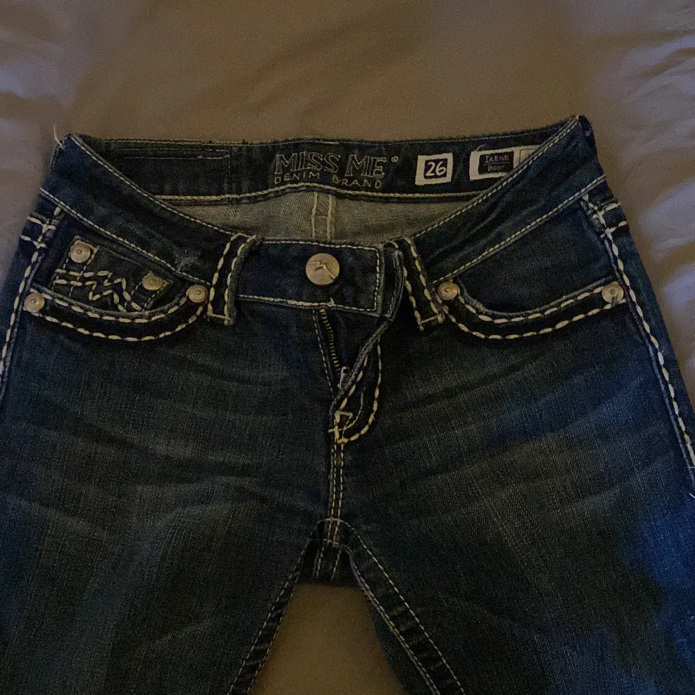 Super snygga lågmidjade och bootcut miss me jeans i jätte bra skick!❤️skriv privat för fler bilder och hör av er vid frågor eller vid köp!. Jeans & Byxor.