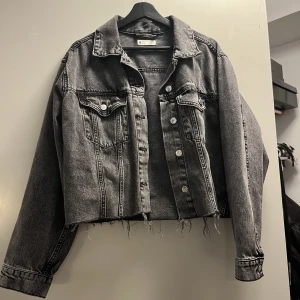 Jeansjacka - Gråsvart jeansjacka från Gina i stl M, använd vid ett fåtal tillfällen 