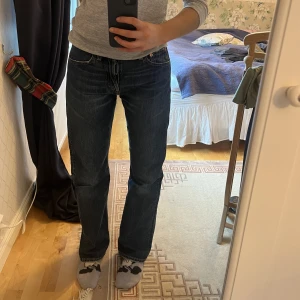 Levis jeans - Navy limited edition straight mid waist Levis 501! W28 L32, mått: midja (hela vägen runt) 74cm, innerbenslängd 79cm ☺️Jag är själv 173cm, skriv till mig för fler bilder/frågor/prisförslag 😇