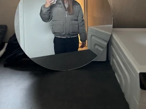 Jacka  - Säljer en jätte fin jacka från hm som inte används längre. Jackan är i ett jätte fint skick!! Passar perfekt nu till hösten💕För fler och bättre bilder är det bara att kontakta 