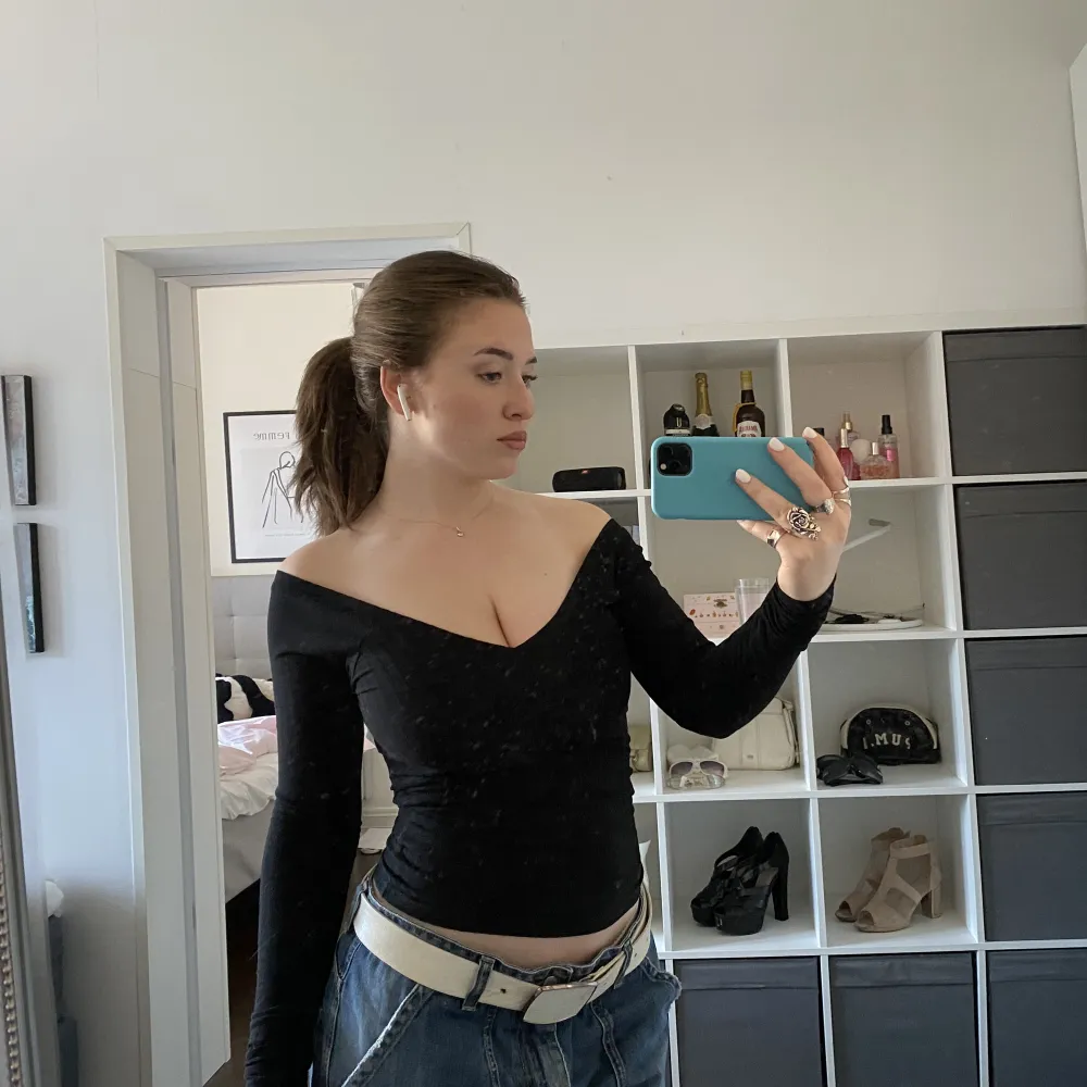 Svart off shoulder topp med bred V-ringning. Sparsamt använd! Skriv gärna för frågor eller fler bilder 💕💕  XS men kan nog passa en S (jag är M/S) . Toppar.