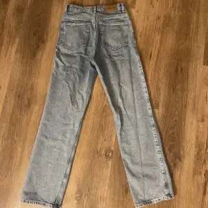 Ljusblå Jeans från weekday i rowe modellen i W24 L30. Säljer då de är för små för mig. Skriv privat för fler bilder🥰