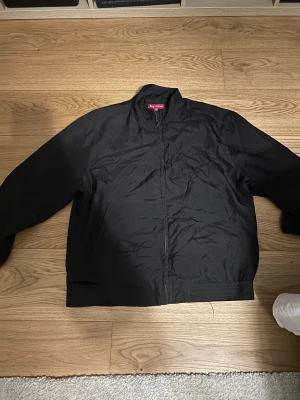 Supreme bomberjacka  - Condition 6/10 SIZE M (PASSAR LARGE) OBS‼️ litet hål vid midjan på jackan 