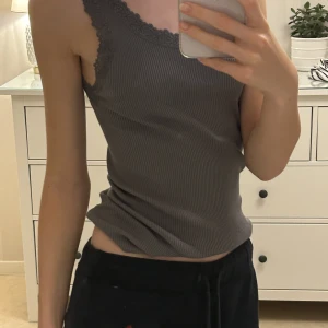 Grå/grön topp med spets 🌟 - Bra skick, väldigt söt till hösten 💓