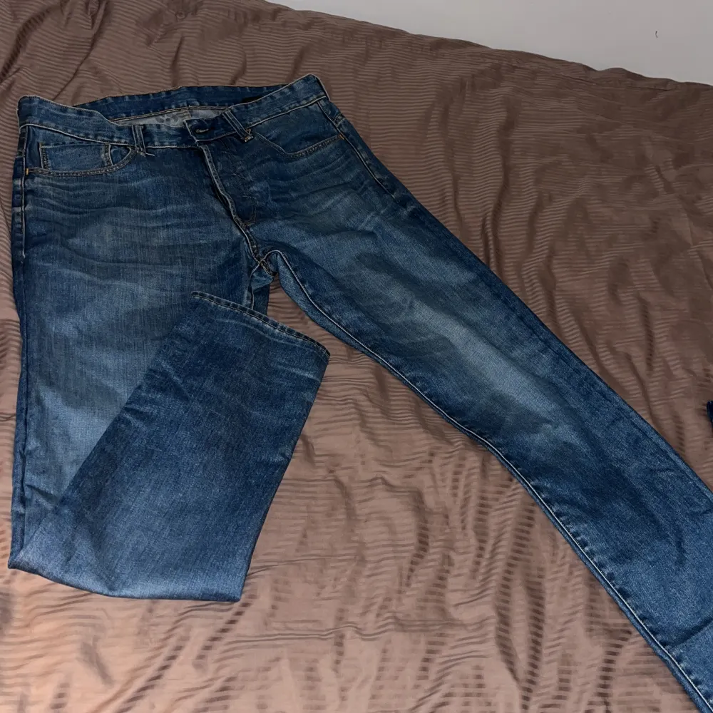 Säljer dessa herr jeans från G star Raw Jeans i storlek W:33 L:34. Kommer i väldigt bra skick.. Jeans & Byxor.
