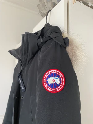 Canada goose jacka  - Säljer nu min otroligt varma vinterjacka som är i storlek XXS, men passar perfekt på mig som vanligtvis har XS. Tveka inte att höra av er kring frågor eller fler bilder!❤️‍🔥