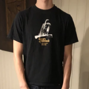 T-shirt PULL&BEAR - T-shirt från pull&bear med normal passform i bra skick