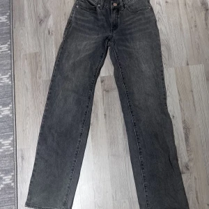 Low straight Jeans  - Säker mina low straight jeans från Abrand jeans.  Säljer då de inte kommer till användning. Väldigt fina i skickat då jag bara har använt dem typ 2 gånger. 