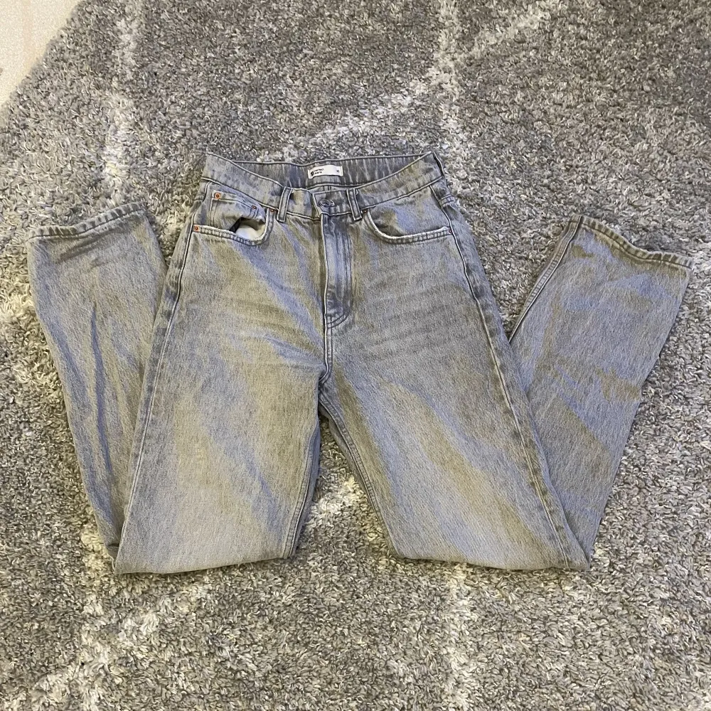 Gråa jeans från Gina. Dom är i bra skick. Skriv privat för funderingar.💗. Jeans & Byxor.