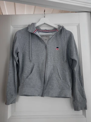 Kofta lager 157 - Grå kofta från lager 157. Nytt skick använd en gång. Plagget tvättas och rollas innan jag fraktar iväg 📦 Går med på billigare paketpris vid köp av flera plagg.