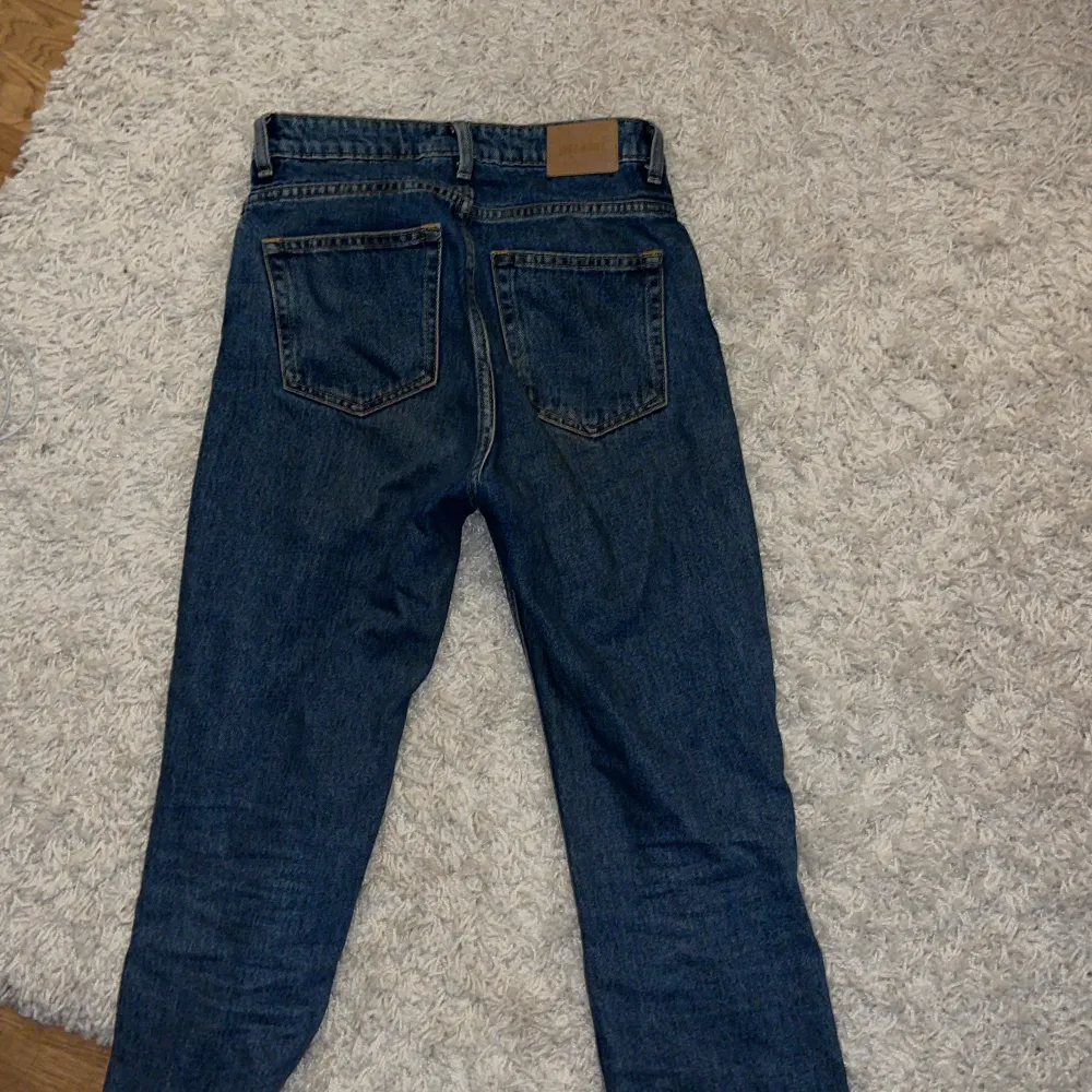 Varsamt använda mörkblåa jeans från weekday i strl 26/30 i modellen Voyage.. Jeans & Byxor.