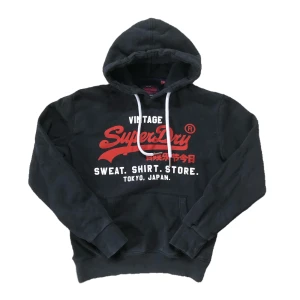 Superdry hoodie - Den är mer mörkblå i verkligheten! True to size, i bra andvänt skick :)