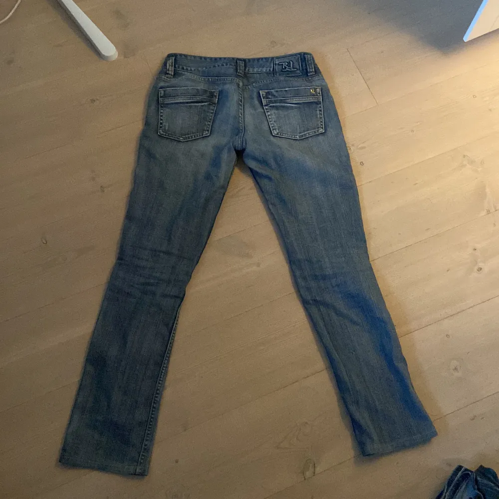 Skit snygga utsvängda bondelid jeans som tyvärr inte kommer till användning💓⚡️⚡️. Jeans & Byxor.