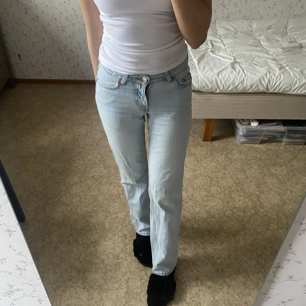 Säljer dessa otroligt fina jeans från weekday i modellen ”Arrow low”. Storlek W 23 L 32 och är något små på mig som vanligtvis har 32/34 i byxor. Använt mycket innan men jag tycker att kvaliten håller uppe så de är fortfarande i fint skick. ✨. Jeans & Byxor.