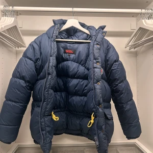 INTRESSEKOLL fjällrävenjacka - Endast intressekoll! Marinblå fjällräven jacka i superbra skick som är perfekt nu till vintern. Finns små defekter men som ej är så synliga. Är i en gammal modell så ej som dom nya men nypris är frf 6999kr Storlek xxxs men fungerar som s/m,