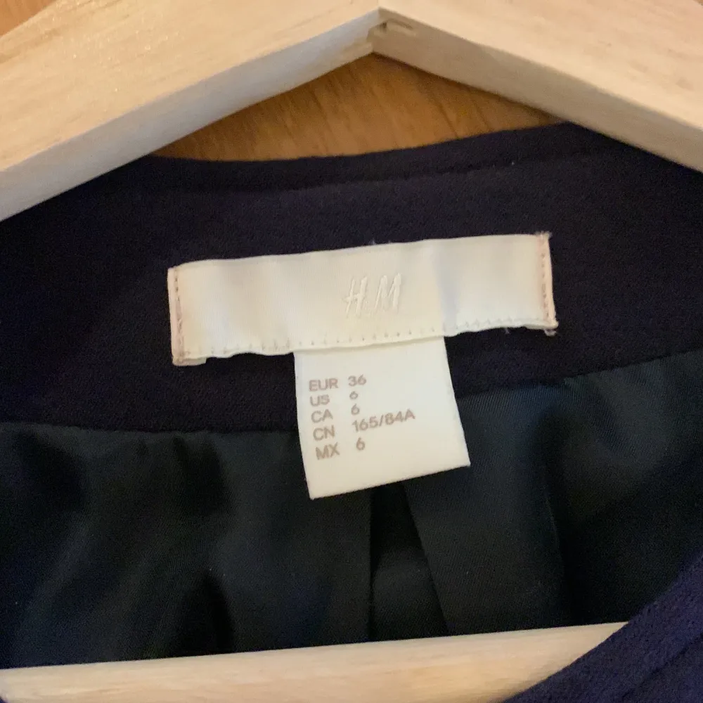 En jätte fin blå kappa!! Inga defekter och helt o använd!!🌸❤️💕🙌🏻 köpt för 499!!❤️👍🌸. Jackor.