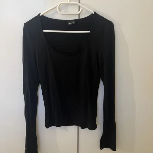 Långärmad tröja - Superfin svart långärmad topp från gina med slits i armarna, kommer tyvärr inte till användning! Går att använda både bakåt och framåt🖤