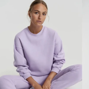 Lila Sweatshirt - Säljer denna fina lila sweatshirt från Gina tricot då den glömts bort och inte kommit till användning. I fint skick, pris kan diskuteras! (Köpt för ca 200kr)