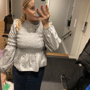 Grå blus - Superfin och skön grå blus från ONLY, knappt använd och i superfint skick!!!