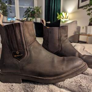 Chelsea boots för dam från Gant. Detta par är tillverkat av brun nubuck och har en slip-on, avslappnad design.  Har försökt använda i två säsonger, men de är för stora för mig. Köpta för ca 2000, i bra skick 🤗