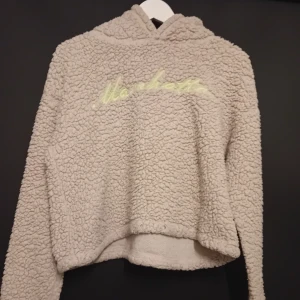 Mysig ulltröja - Fluffig mysig ulltröja som är varm o shön att ha på sig. Snören saknas. 