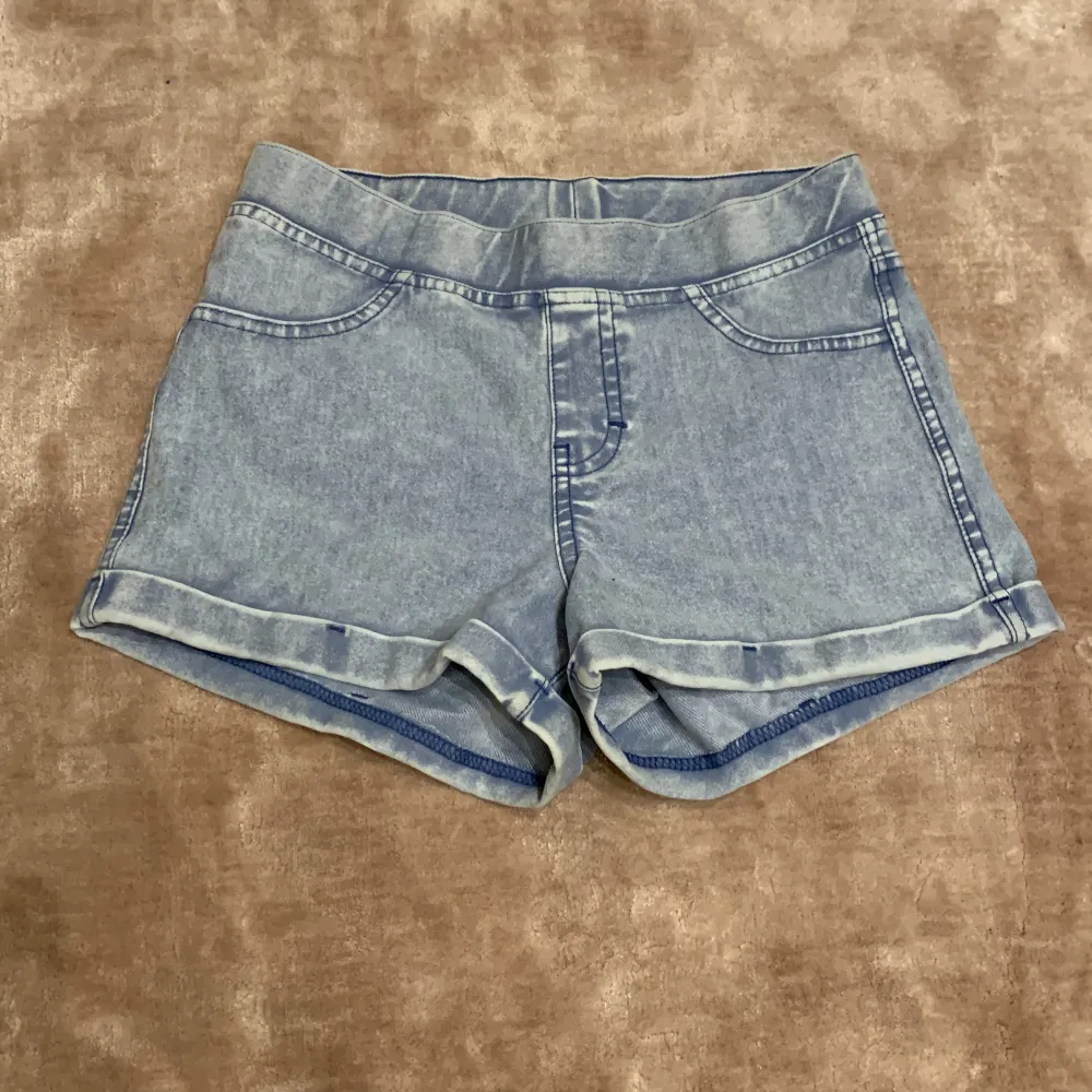 Ett par jättefina fake jeans shorts❤️🌸🙌🏻🌸👍nästan helt o använda!!👍🙌🏻20kr! KÖPTA FÖR 99!!🙌🏻. Shorts.