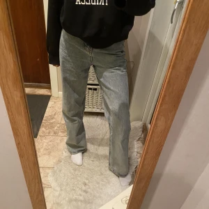 Blåa jeans - Ljusblåa jeans med raka/vida ben från Shein💕Använd ca 5 gånger och det enda felet är att dragkedja typ är trasig och hoppar alltid ur. Men om man byter den så är jeansen perfekta!!🤩Strl. XS, jag är 170+ och jeansen nuddar golvet. 