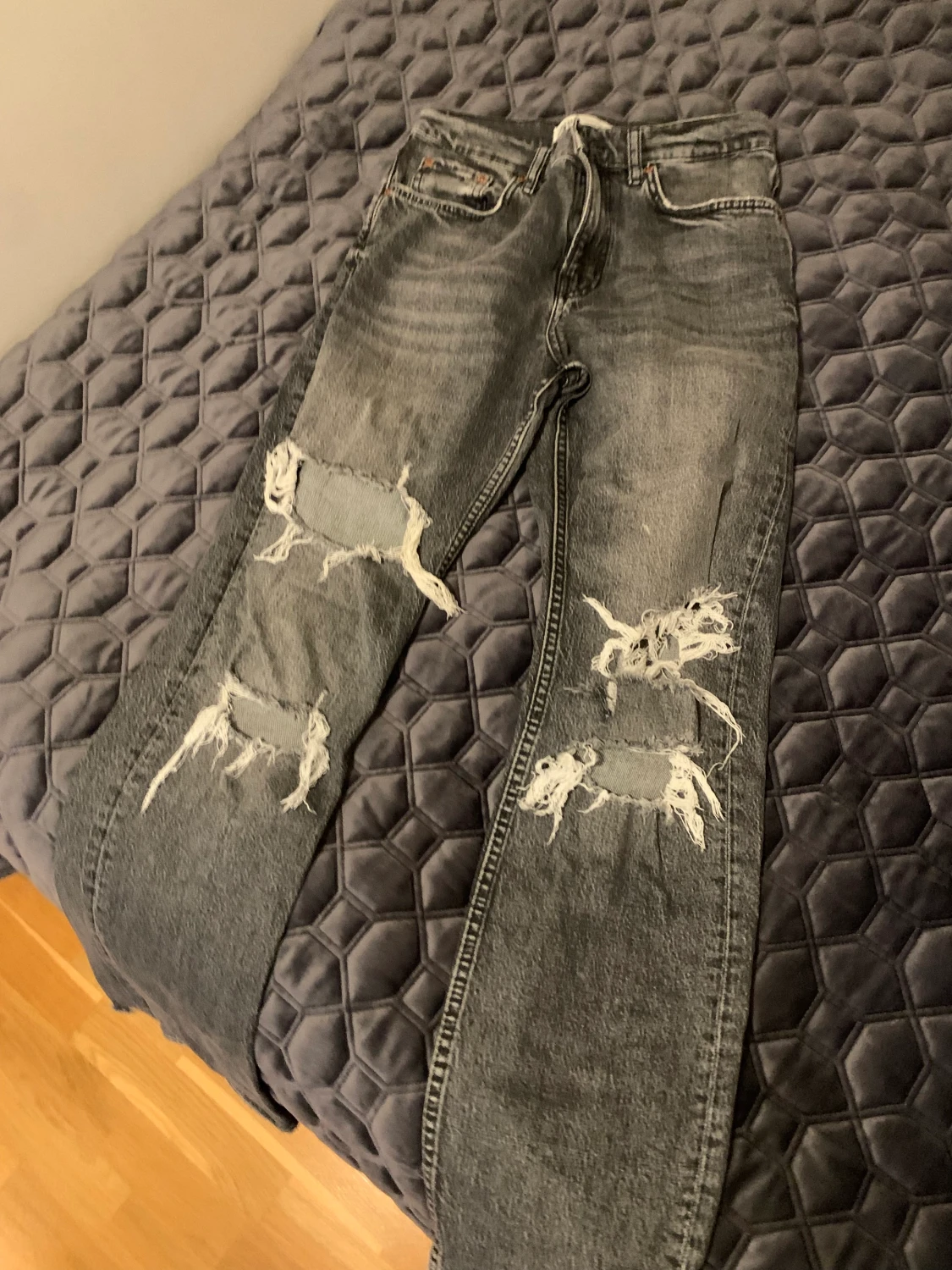 Svartgrå slitna jeans - 90