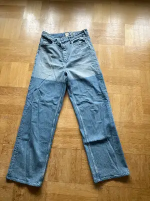 Vida jeans i storlek 40 från H&M som är ”blockfärgade”. Köpta för 399 men säljer för 99 kr! Bra skick! 