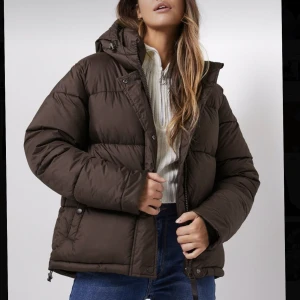 Jacka Monki  - Säljer min helt oanvända jacka från Monki.  Super fin, men fel storlek.  Skriv för mer bilder. Nypris 800kr Strl S-M