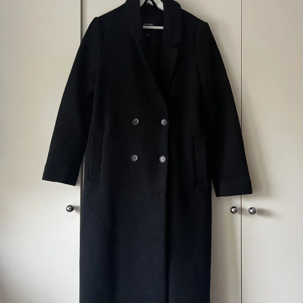 Lång svart kappa från Monki, köpt våren 2023, knappt använd. . Jackor.