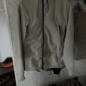 Cp company soft shell - Cp company soft Shell jacka. Varm och skön för vintern men funkar också som vår/höst jacka. Någon liten fläck men inget som märks på helheten. Nypris runt 5000 Kvitto och tags finns. Bara att skriva om ni undrar något.