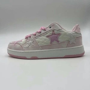 Skor - Super snygga skor, köpte fel storlek!! Finare i verkligheten, kan visa privat. Storlek 43 men passar mer 41-42 Man får skosnöre med, bra kvalitet aldrig använda   Nypris: 374kr Mitt: 320kr