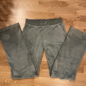 Juicy couture - Säljer mina juicy byxor i fägen sage! Säljer eftersom att dom inte kommer till andvändning längre. På lappen står det Storlek xs men jag tycker att dom är lite stora i stolenken så skulle nog passa bra som S också. Hör av dig vid fler frågor🌸✨