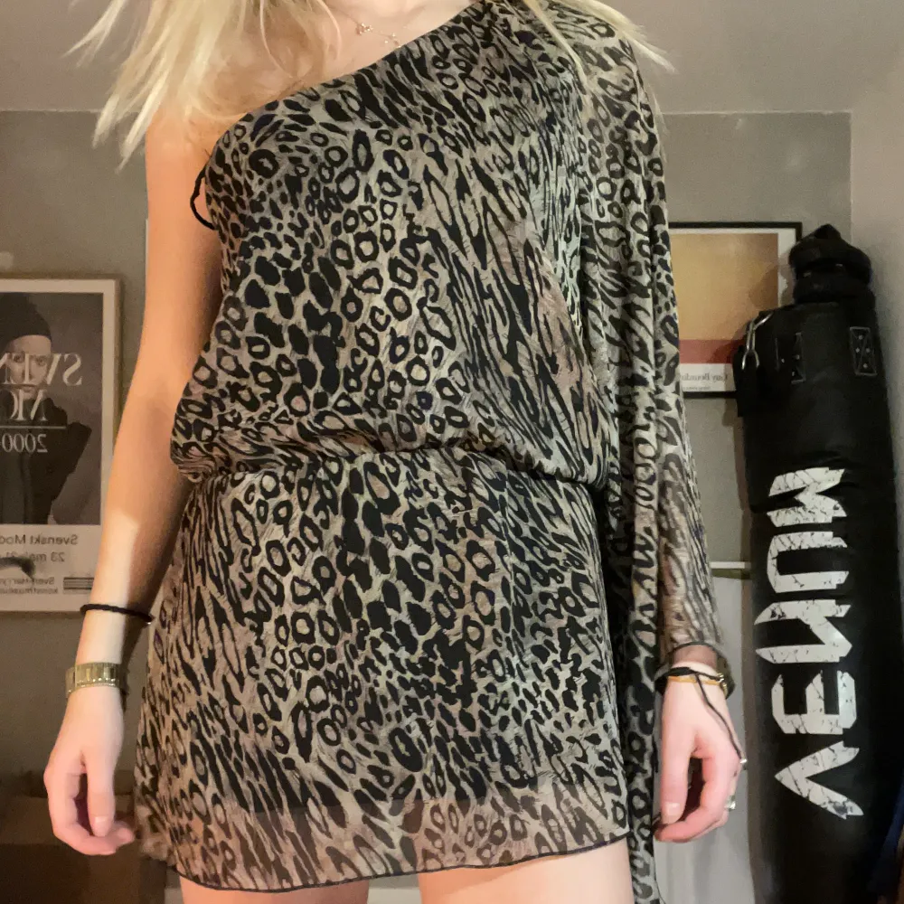 Leopard mönstrad klänning i storlek s  Den är svart o grön/beige . Klänningar.