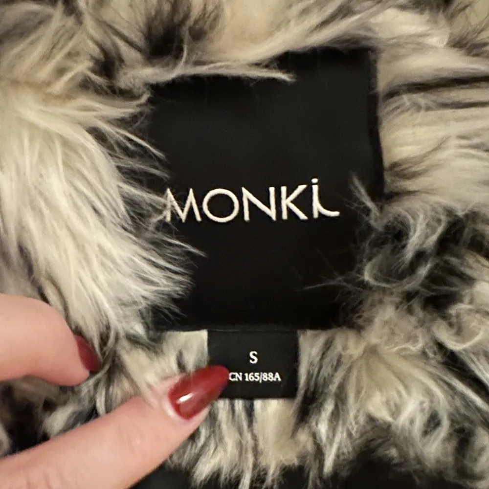 Intressekoll på denna underbara faux pälsjacka ifrån Monki i storlek S🥰 Mycket bra skick. Jackor.