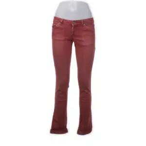 Säljer dessa röda jeans som är köpta på Sellpy men tyvärr är för stora för mig, den är i bra skick!🥰